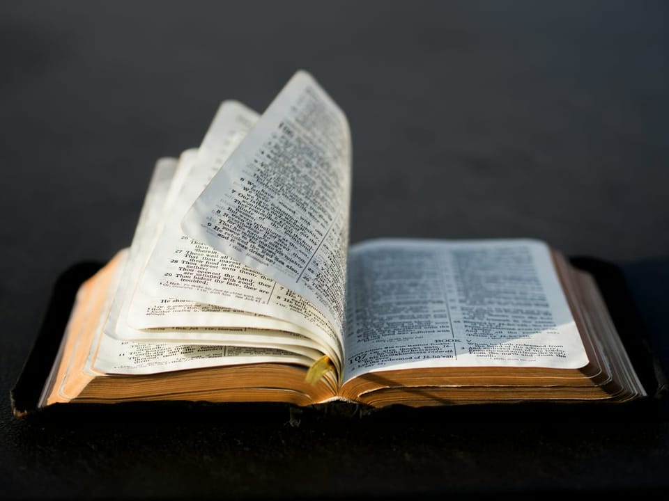 Studium Biblii: Kroczenie poza to, co widzimy